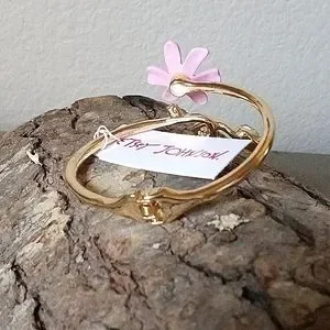 Betsey Johnson Gold and Pink Daisy Hinge Bracelet Betsey Johnson | Jewelry | New Betsey Johnson Pink Enchanted  main image 3